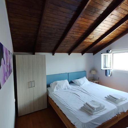 Daphne'S Boutique Apartments Livadhion Bagian luar foto