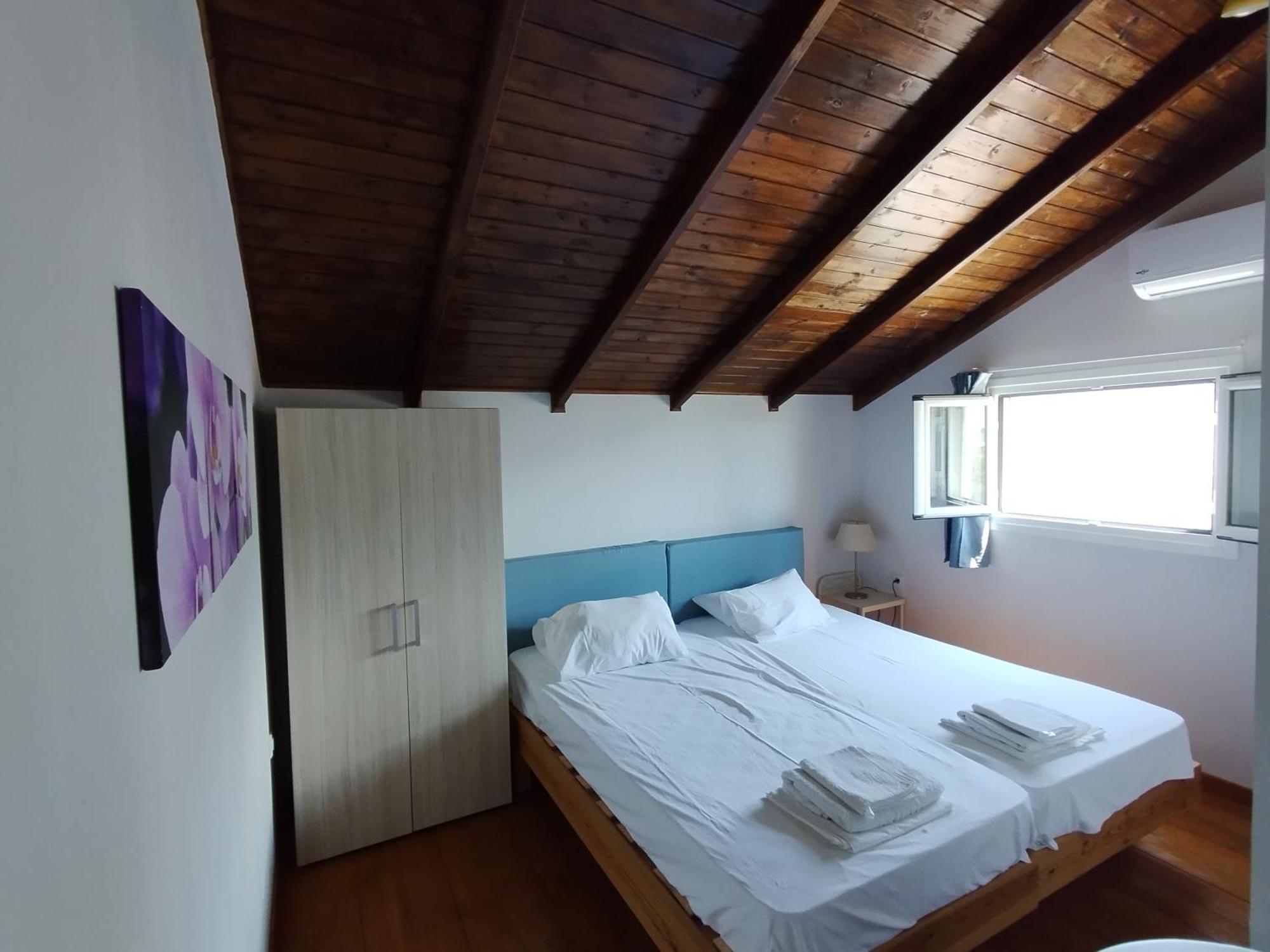 Daphne'S Boutique Apartments Livadhion Bagian luar foto